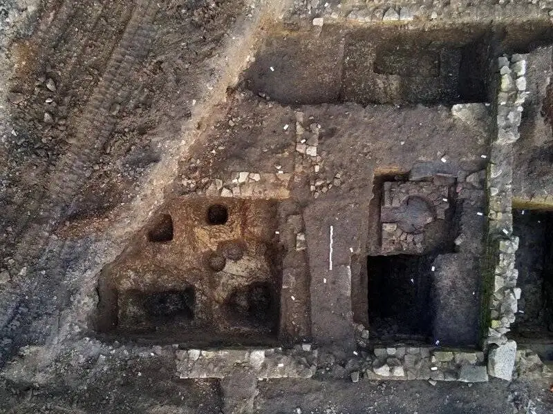 کوزه شکسته 1700 ساله پر از سکه بود! - عکس