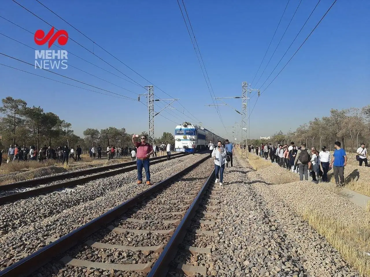 اختلال در مترو؛ مردم از قطار پیاده شدند و روی ریل به مسیرشان ادامه دادند - عکس