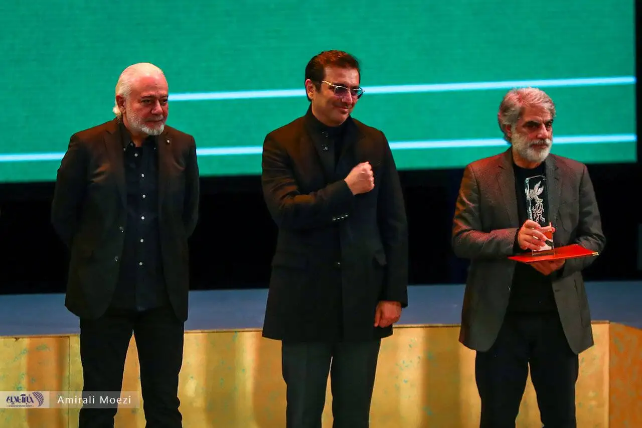 تصاویر - قاب هایی ماندگار اهدای جوایز برندگان جشنواره فجر توسط پزشکیان