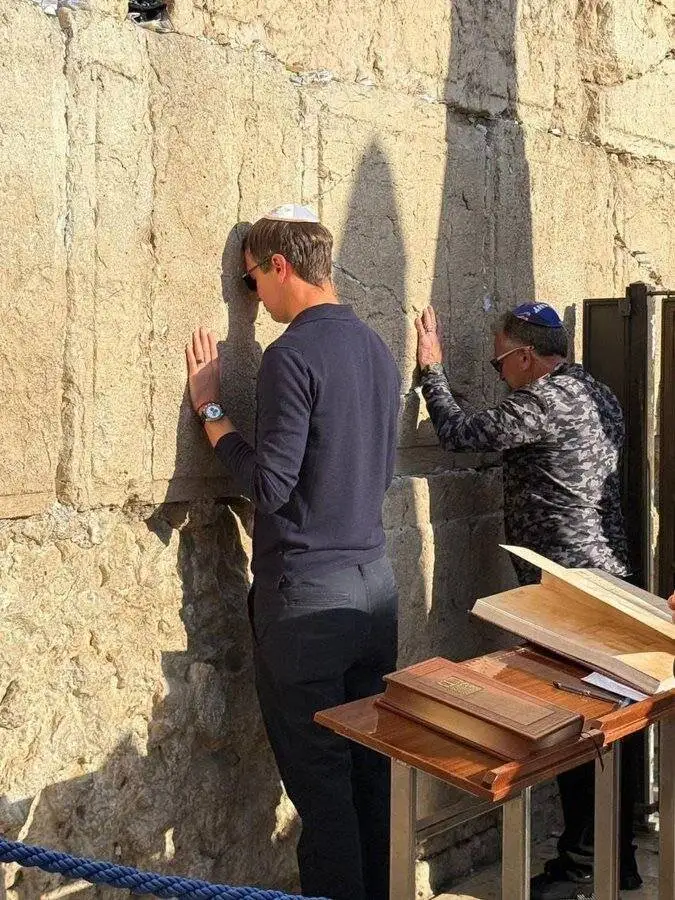 تصویر - تصویر حضور خبرساز ویتکاف و داماد ترامپ در کنار دیوار ندبه