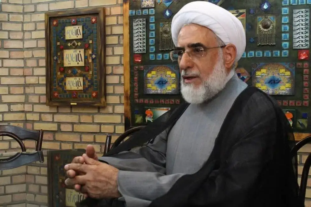 نیروی انتظامی چه رسالتی جز مسائل امنیتی در مدرسه دارد؟ - فرهنگیان از حرف زدن سر کلاس ها بترسند - اقدام وزیر پزشکیان در زمان پادشاهان هم سابقه ندارد