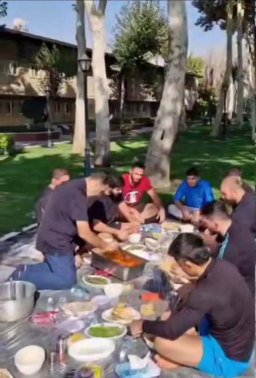 عکس - آبگوشت خوری کشتی گیران در ظهر جمعه ورزشگاه آزادی