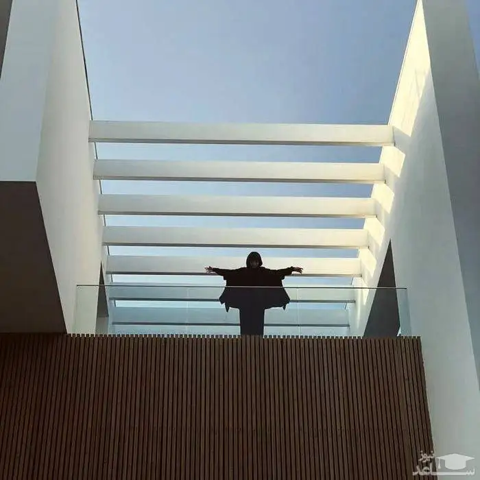 ایده خفن و ژست هنری ساره بیات در یک ساختمان با معماری مدرن و روز