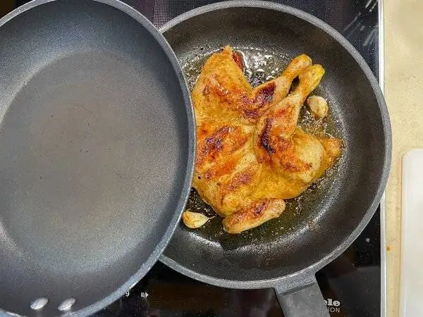 خروس سرخ شده با مرینیت ویژه در کنار سیب زمینی برشته - مراحل کامل روش تهیه + تصاویر