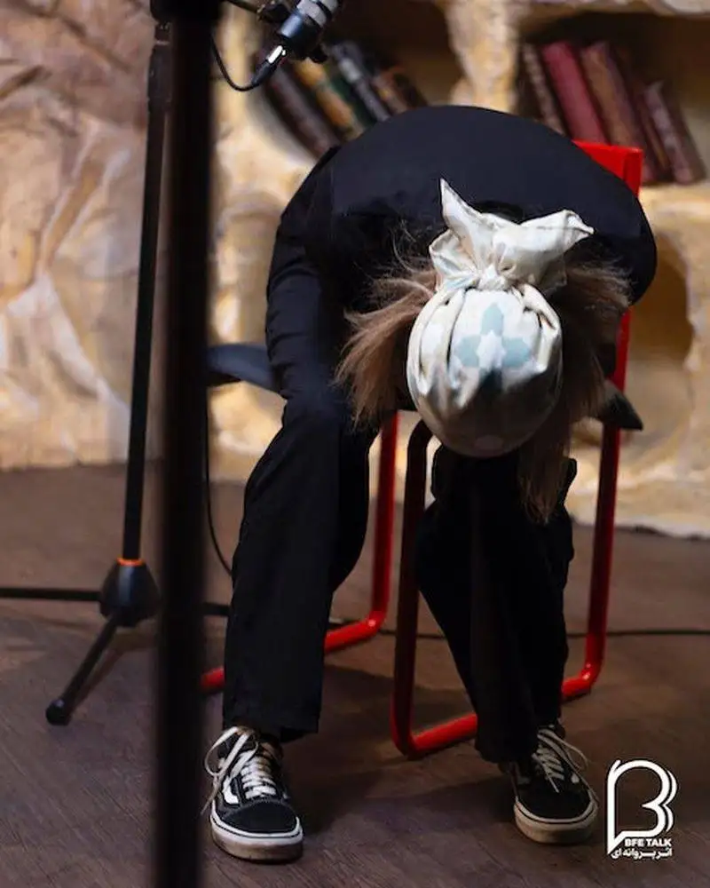 مهسا طهماسبی با کت وشلوار مشکی و اکسسوری های فانتزی درخشید - مامان کوچولو محبوب این روزها با این تصاویر وایرال شد!