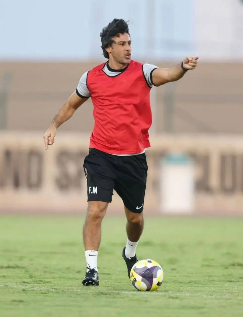 عکس - رنگ قرمز هم به فرهاد مجیدی می آید!