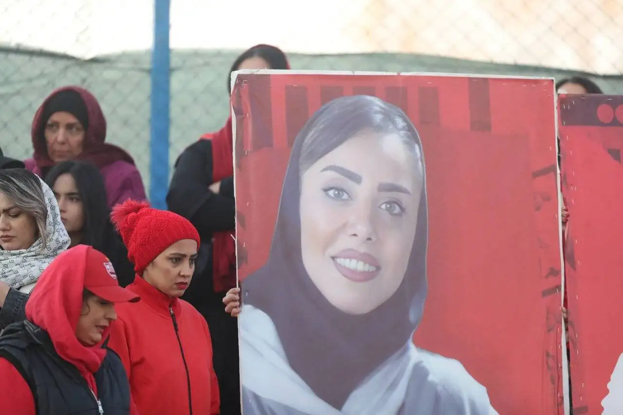 تصویر - بنر زیبای دختران پرسپولیسی در شهرقدس