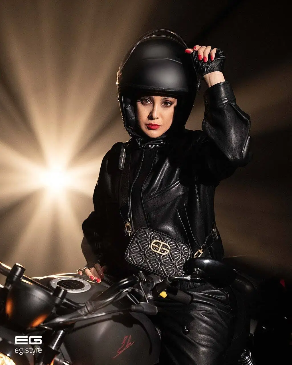 تصویر - استایل خاص آزاده صمدی روی موتورسیکلت