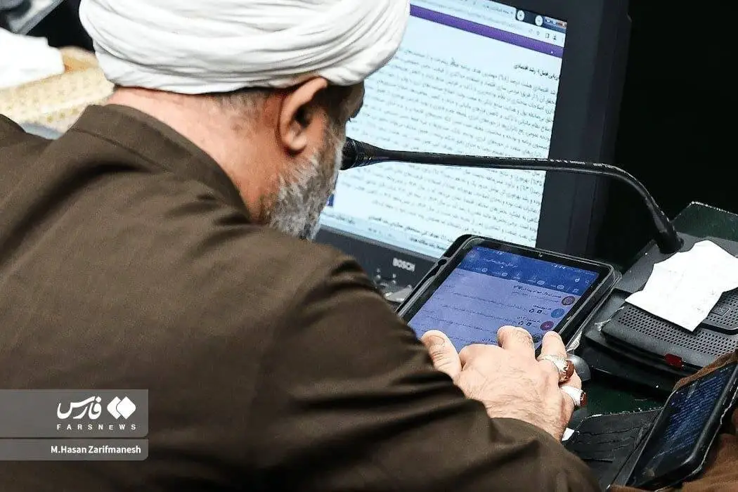 تصویر - تصویری از حمید رسایی نماینده مجلس در حال چک کردن تلگرام!