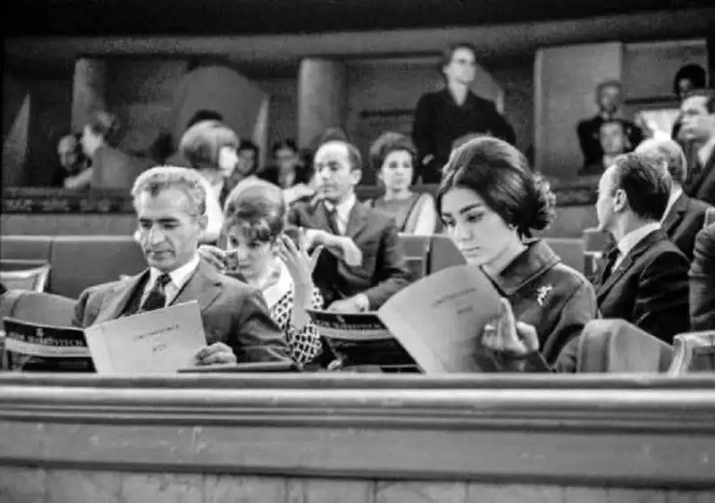 عکس سفر در زمان - محمدرضا پهلوی و فرح دیبا در کنسرتی در پاریس - سال 43