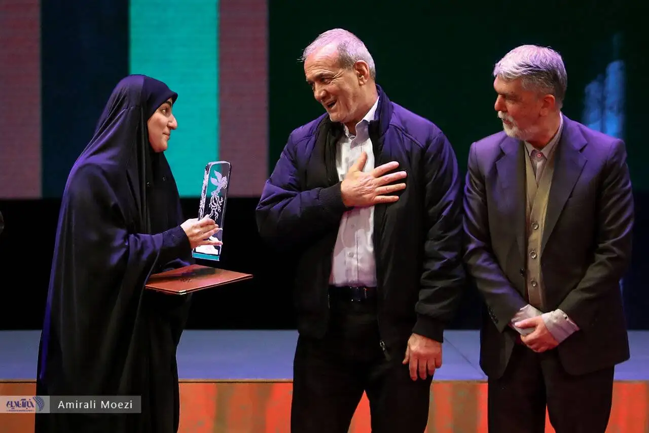 تصاویر - قاب هایی ماندگار اهدای جوایز برندگان جشنواره فجر توسط پزشکیان