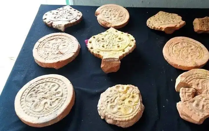 پیدا شدن برگ های سفالی با روکش طلا پشت اژدهای سنگی - عکس