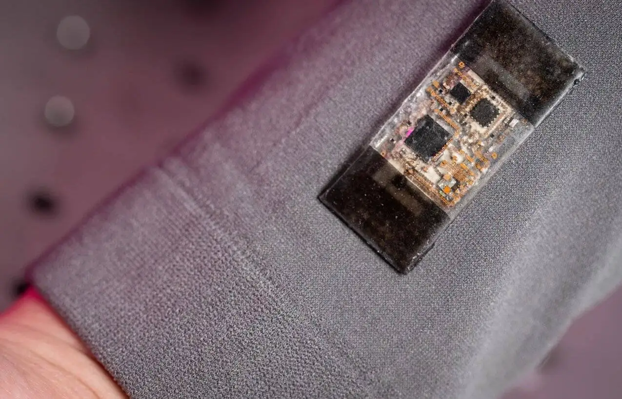 کنترل دستگاه ها با حرکات کوچک بدن - این ریموت پوشیدنی کار بیماران حرکتی را آسان می کند