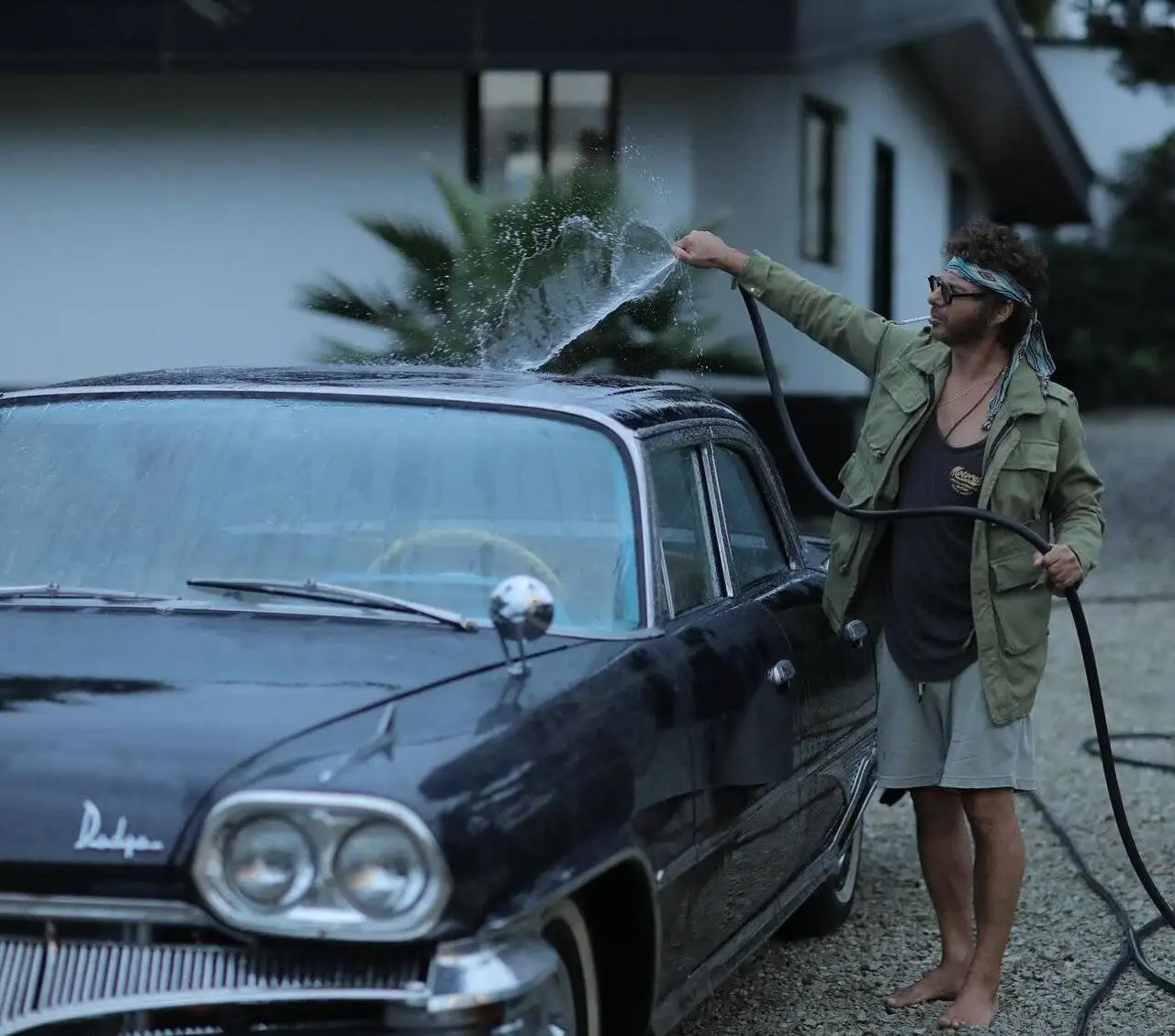 تصویر - استایل پیمان معادی در حال شستن ماشین در فیلم جدیدش!