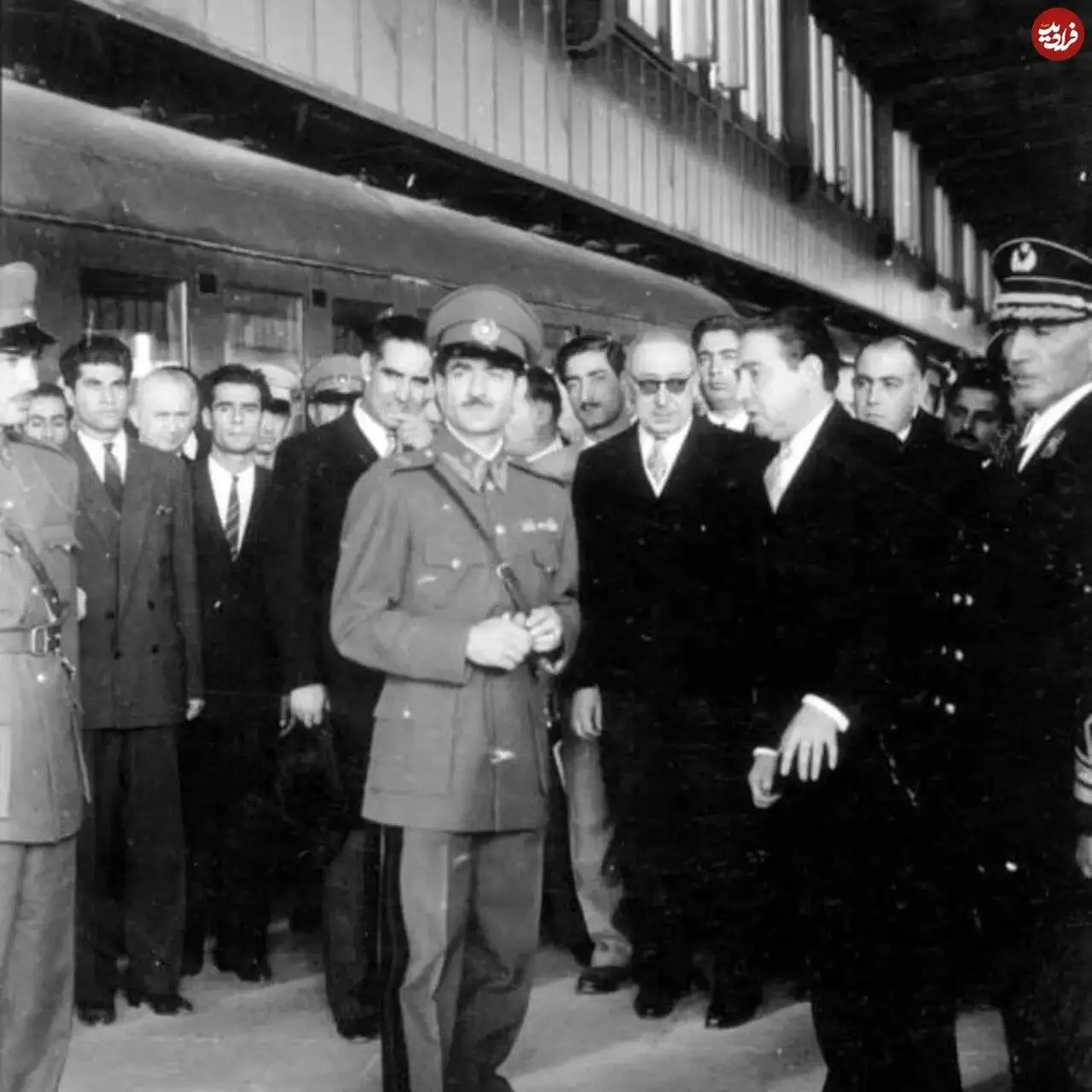تصویر - تصویری نادر از محمدرضا پهلوی با سبیل؛ در جریان یک بازدید در اوایل دهه 20