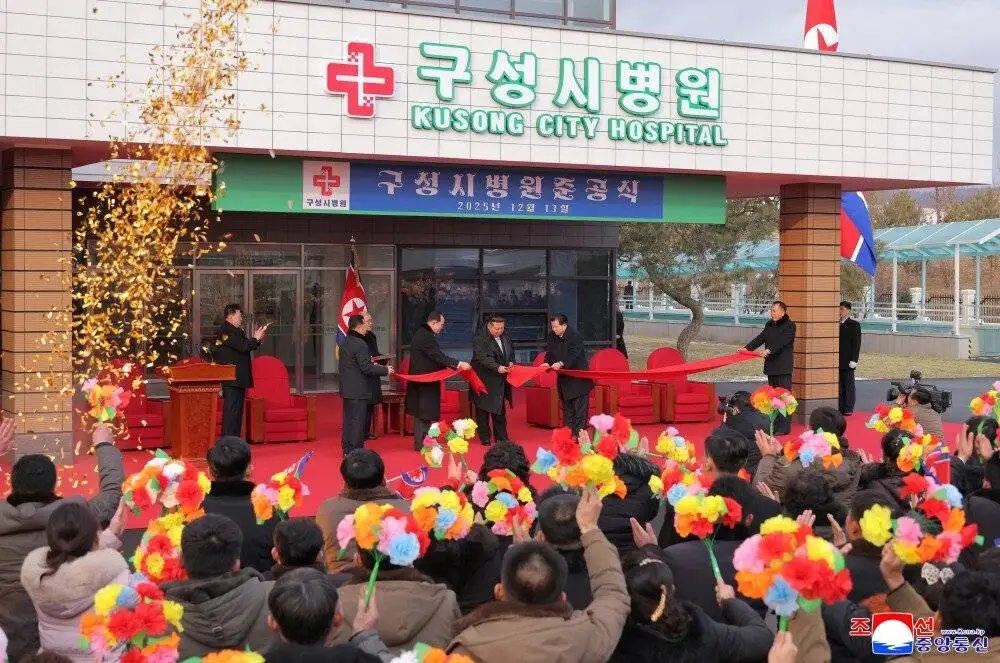 تلفن هوشمند 1300 دلاری در سرزمین حقوق های 3 دلاری؛ خواهر رهبر کره شمالی با گوشی تاشوی خارجی دیده شد+تصاویر