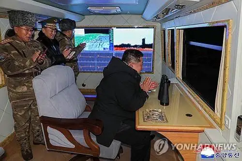 هشدار با شلیک موشک مافوق صوت+ تصاویر - ذوق زدگی کیم را ببینید