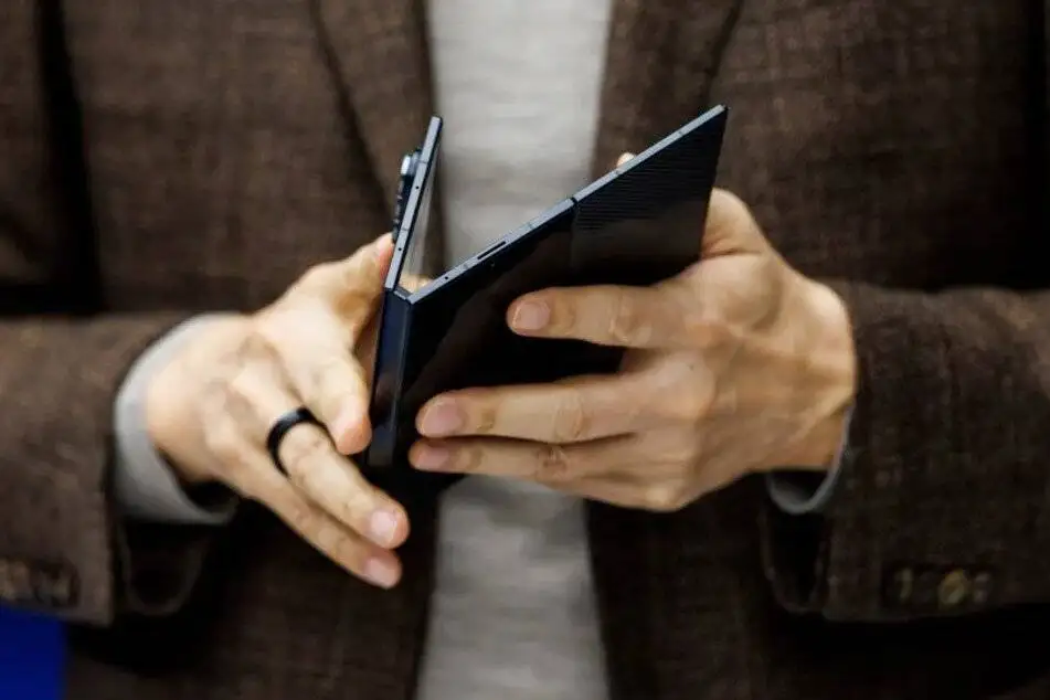 رقابت تنگاتنگ گوشی های سه تاشو در بازار؛ z trifold بهتر است یا mate xts؟