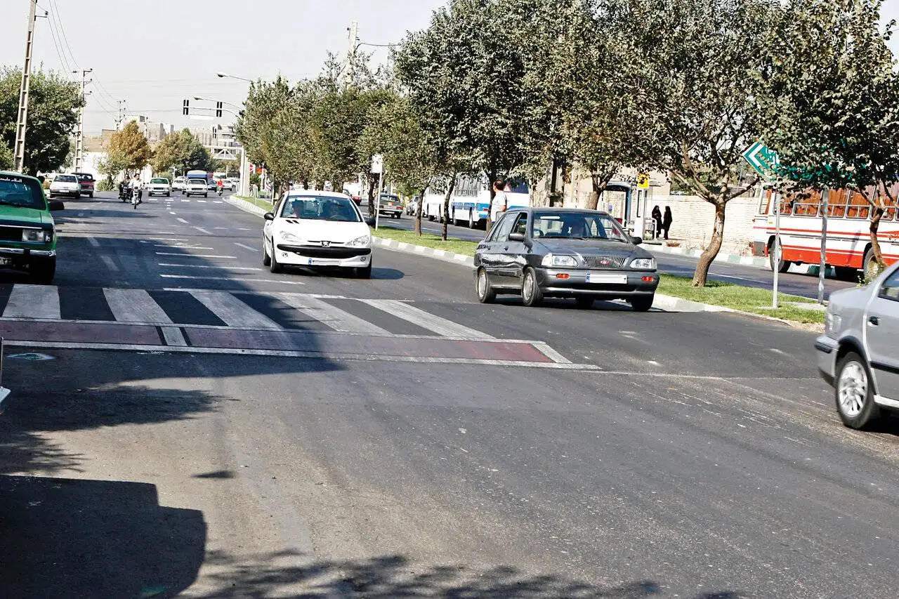 نگه داشتن پدال ترمز هنگام عبور از دست انداز ؛ اشتباه رایج رانندگی که خودرو را خراب می کند