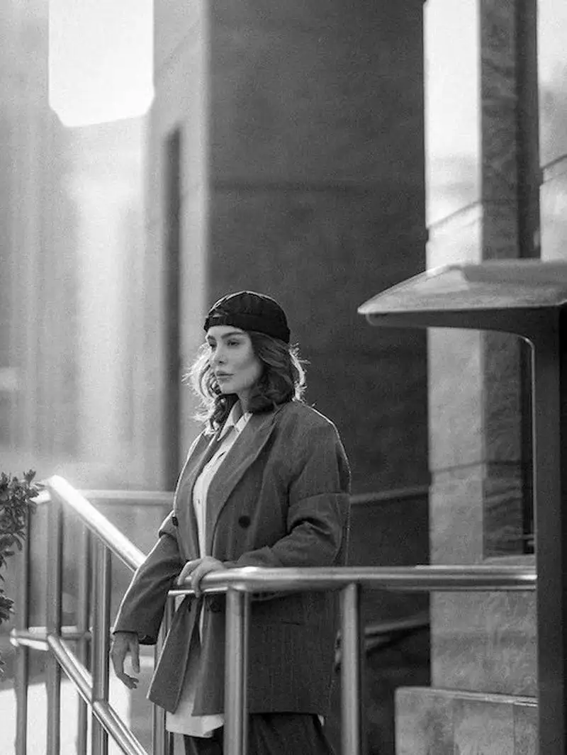 سحر قریشی با کت وشلوار اورسایز در خیابان های دبی - چهره ای جدید و بحث برانگیز خانم بازیگر