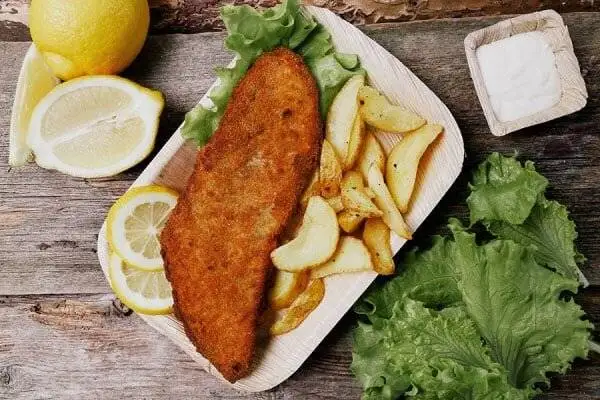 درست کردن ماهی سوخاری ترد و لذیذ با سیب زمینی سرخ کرده به همراه سس مخصوص