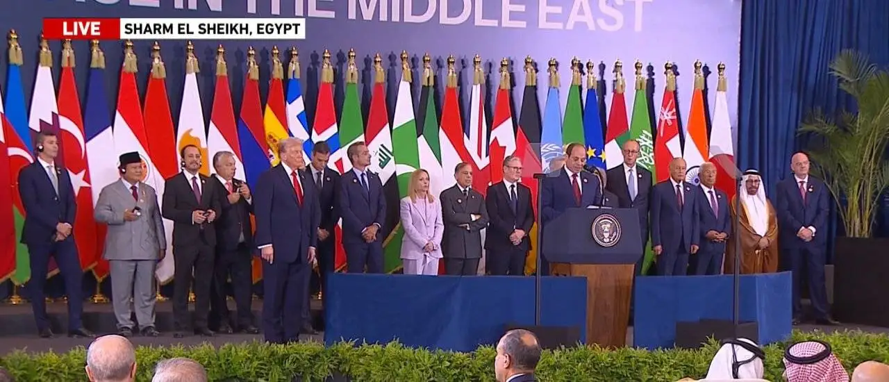 تصویر - یک مهمان جالب در مراسم صلح غزه در شرم الشیخ؛ این چهره ورزشی کیست و در کنار رهبران سیاسی چه می کند؟