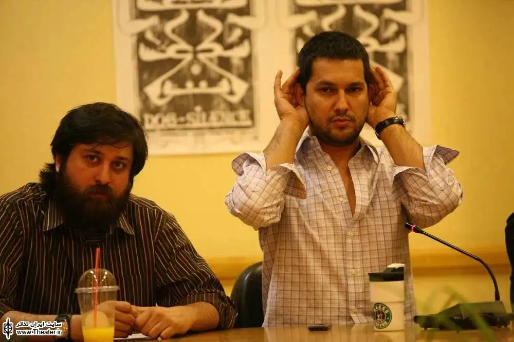 پریدن حامد بهداد روی میز در جلسه خبری - عکس