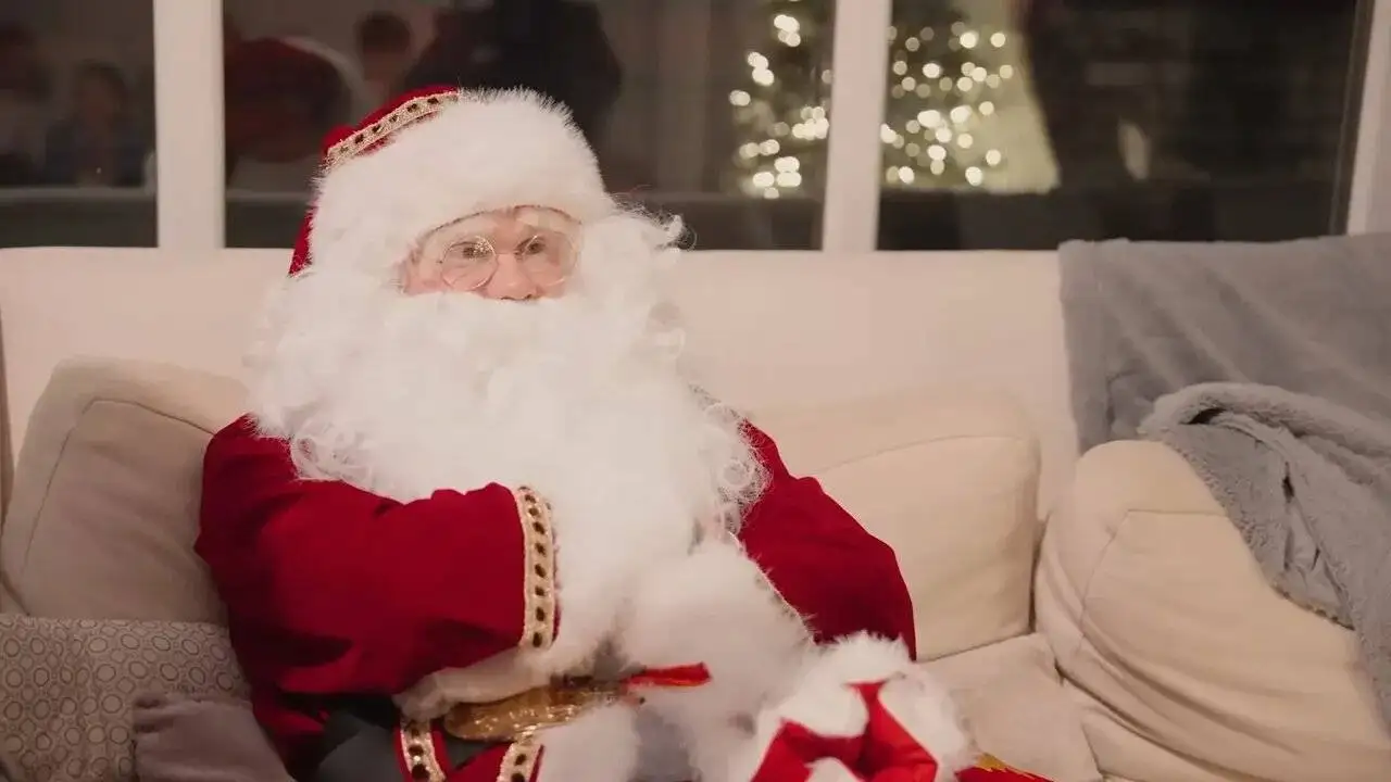 تصویر - ارلینگ هالند بابانوئل شد؛ سورپرایز بامزه بچه غول برای کودکان انگلیس