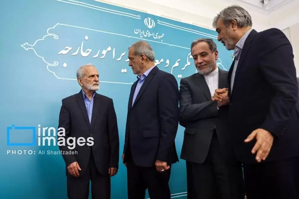 تصاویر - حرف های در گوشی کمال خرازی با پزشکیان در یک جلسه رسمی