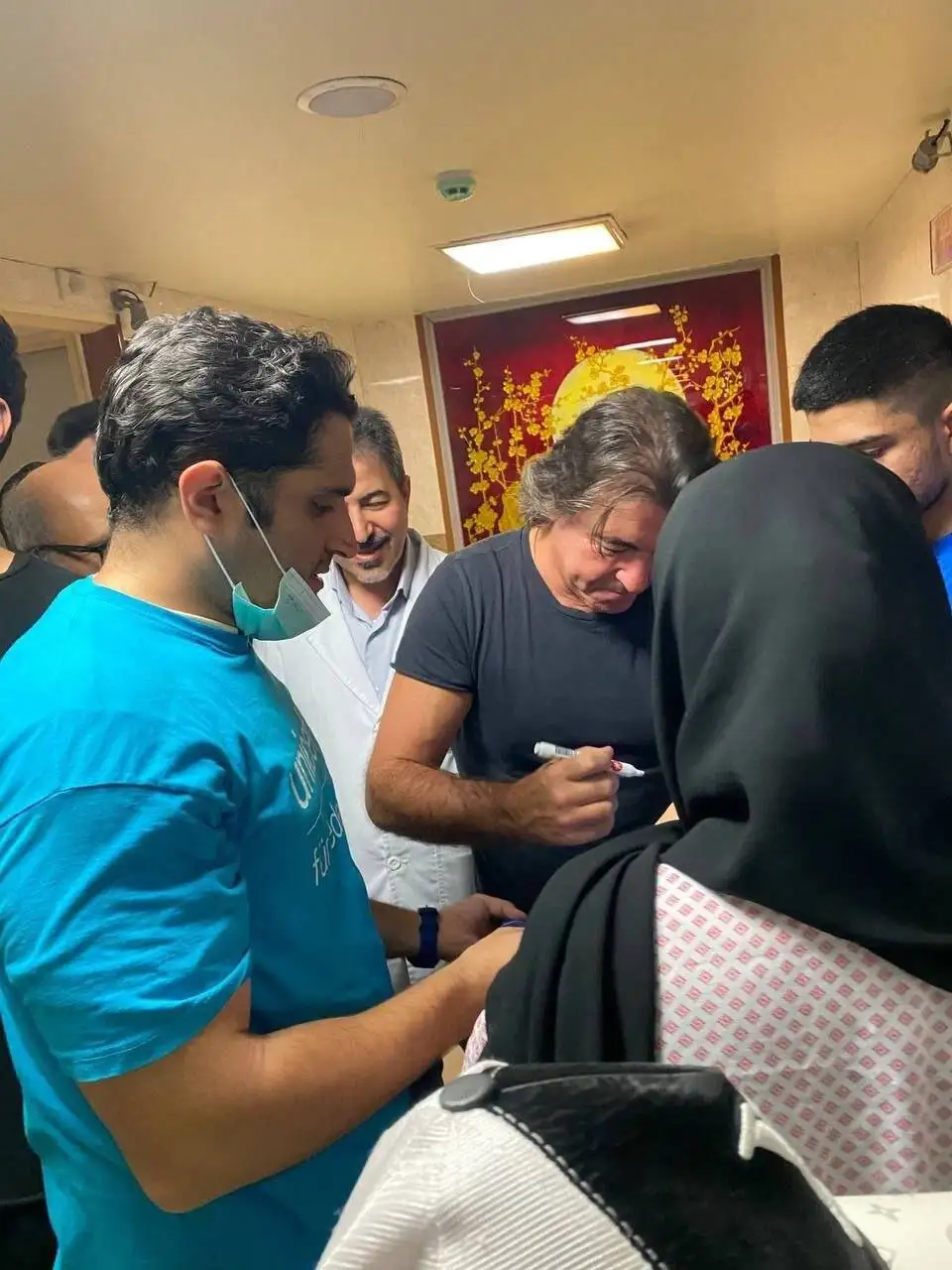 عکس - هدیه سرمربی استقلال به کودکان مبتلا به سرطان