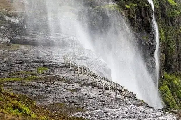 قانون جاذبه زمین در این مکان های واقعی کار نمی کند!