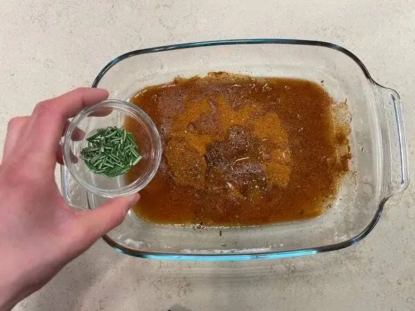 خروس سرخ شده با مرینیت ویژه در کنار سیب زمینی برشته - مراحل کامل روش تهیه + تصاویر