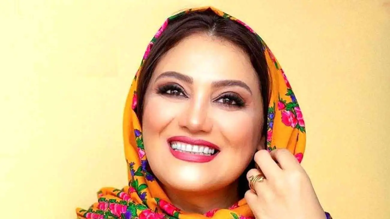 شبنم مقدمی سر به بیابون گذاشت! - اونم بخاطر عکاسی وسط جاده خشک و بی آب و علف!!! حالا ببینید عکسش خوب شده !