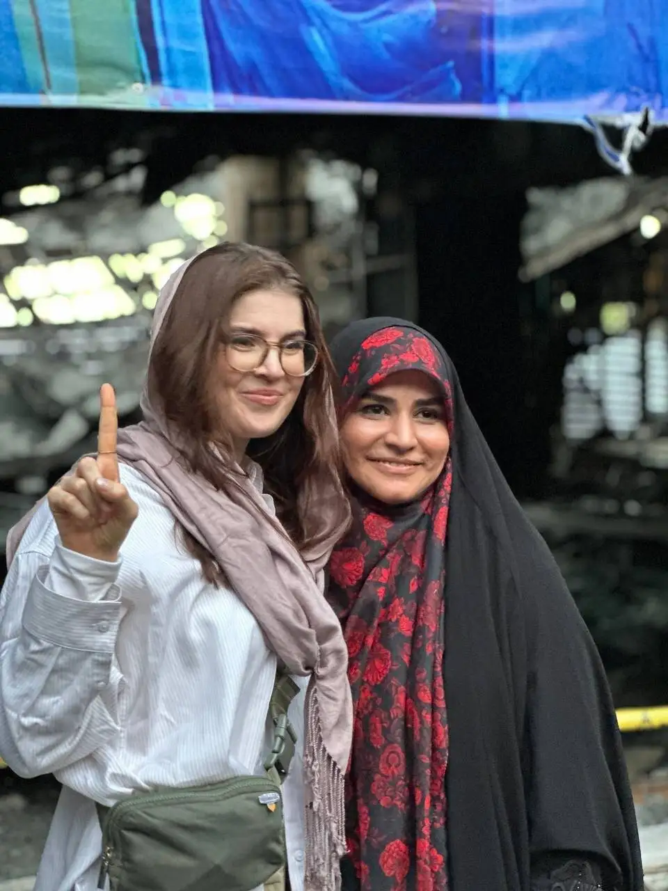 تصویر - عکس یادگاری خبرنگار آمریکایی با سحر امامی مقابل ساختمان شیشه ای