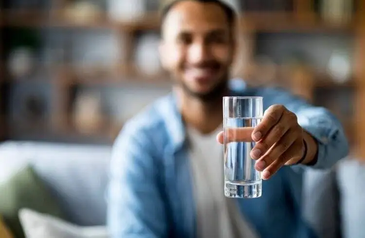 نوشیدن آب چقدر در آبرسانی پوست مؤثر است؟ - تفاوت بین پوست خشک و دهیدراته ؟