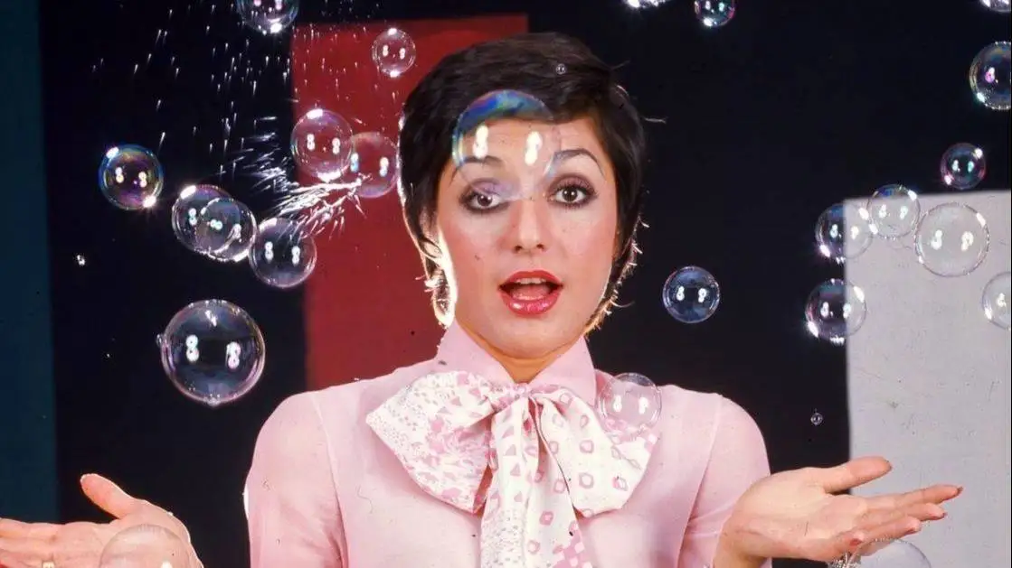 عکس سفر در زمان - اتاق خواب کودکی گوگوش؛ جولان عروسک های کلاسیک