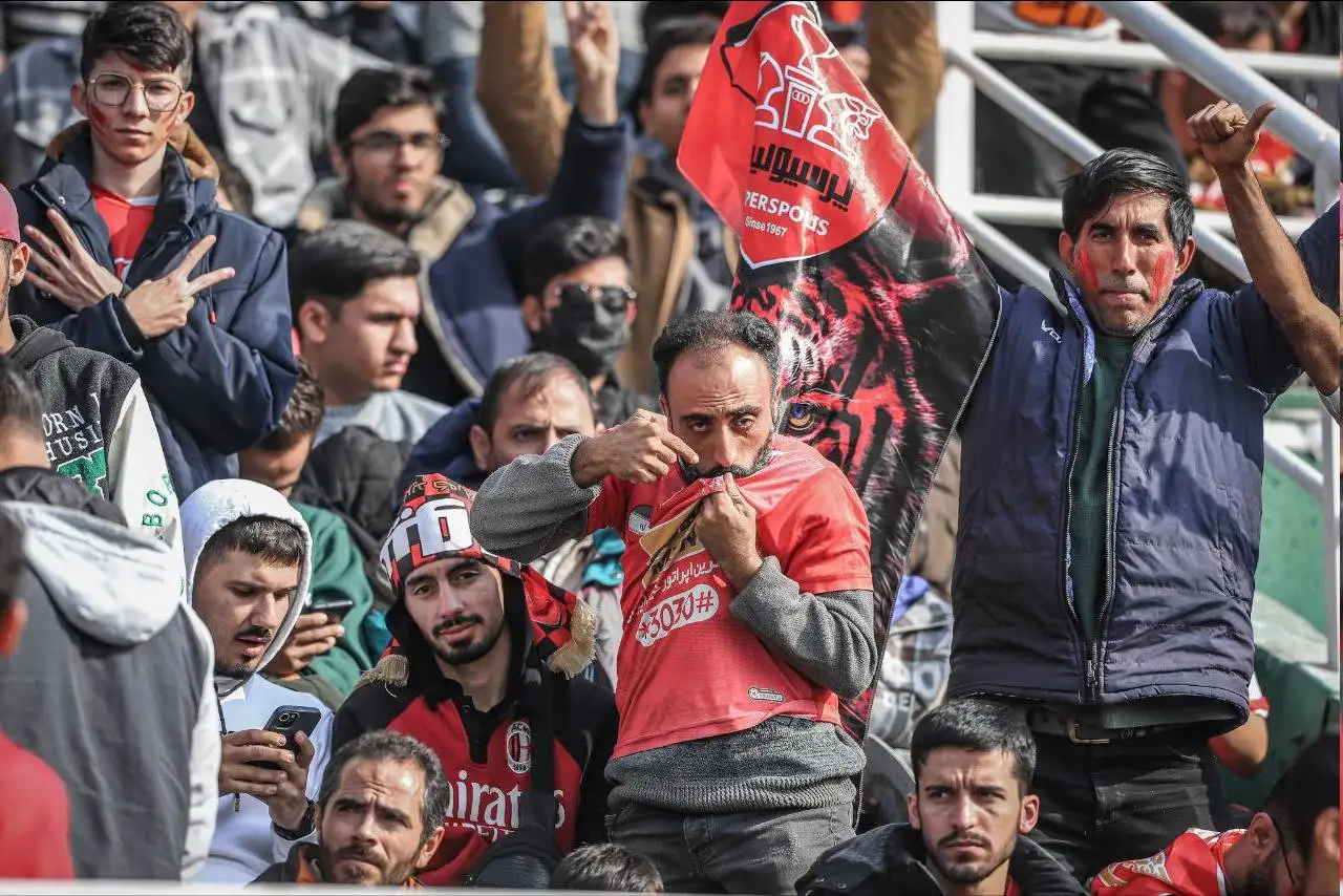 عکس - لوگو بوس پرسپولیس روی سکوها در دربی!