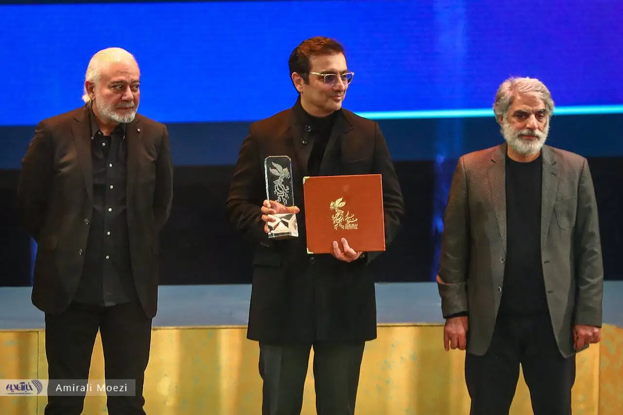 تصاویر - قاب هایی ماندگار اهدای جوایز برندگان جشنواره فجر توسط پزشکیان