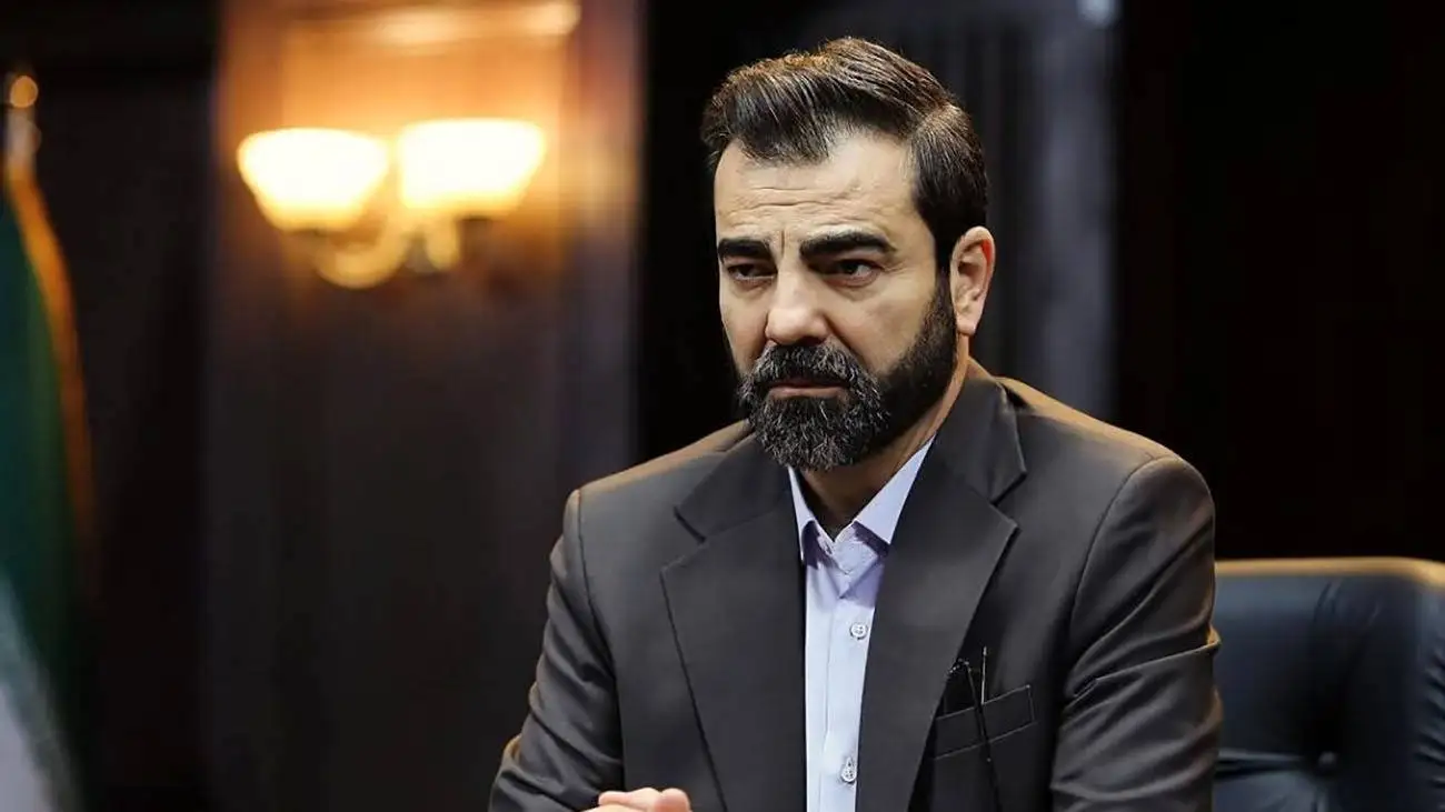 ویدیو - بهزاد خلج ( آقای قاضی، اجل معلق ) کنار پدر و مادرش: ولی ظاهرا مامان اجل از خود اجل، اجل تره! جالب اینه که خیلی هم شبیه باباش هست