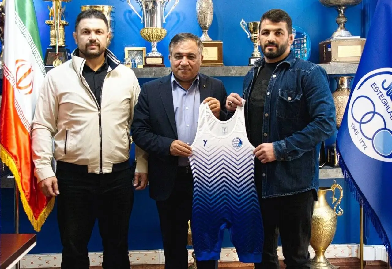 عکس - حسن یزدانی دیگر قرمز نمی پوشد!