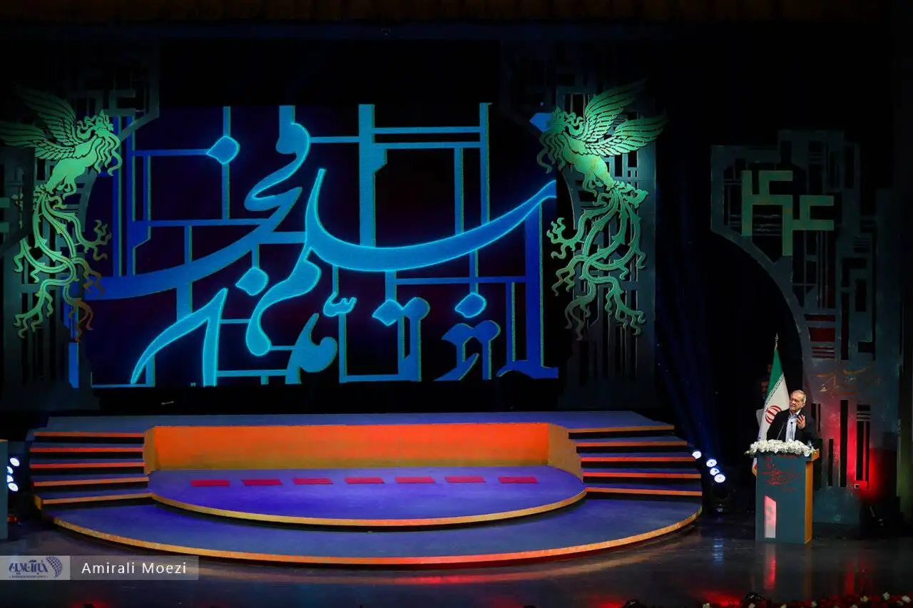 تصاویر - قاب هایی ماندگار اهدای جوایز برندگان جشنواره فجر توسط پزشکیان