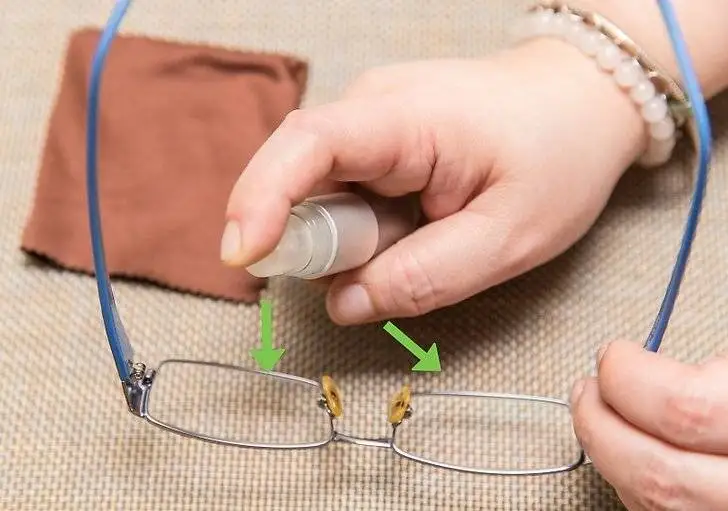 عینکتان را حرفه ای تمیز کنید