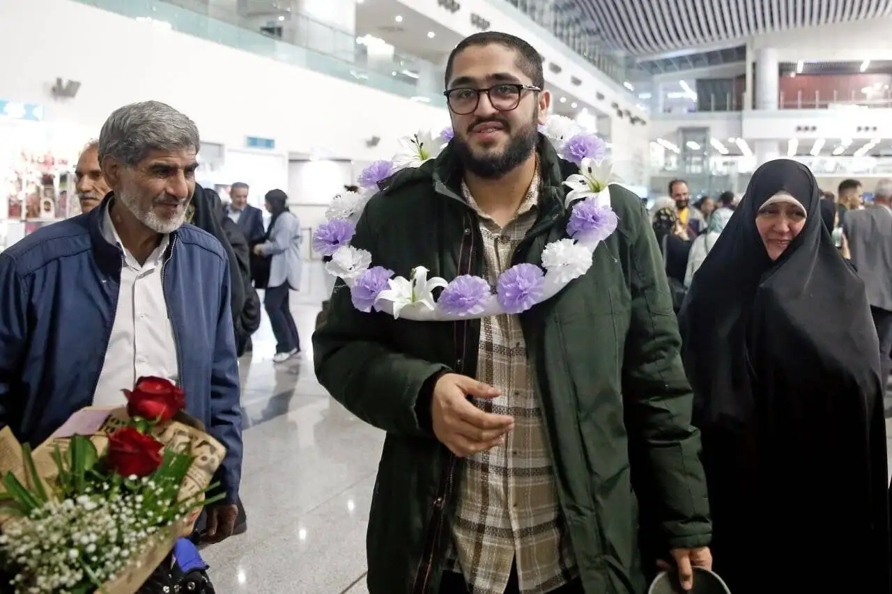 محمد حسین قنبری بعد از آزادی از عربستان به ایران بازگشت - عکس