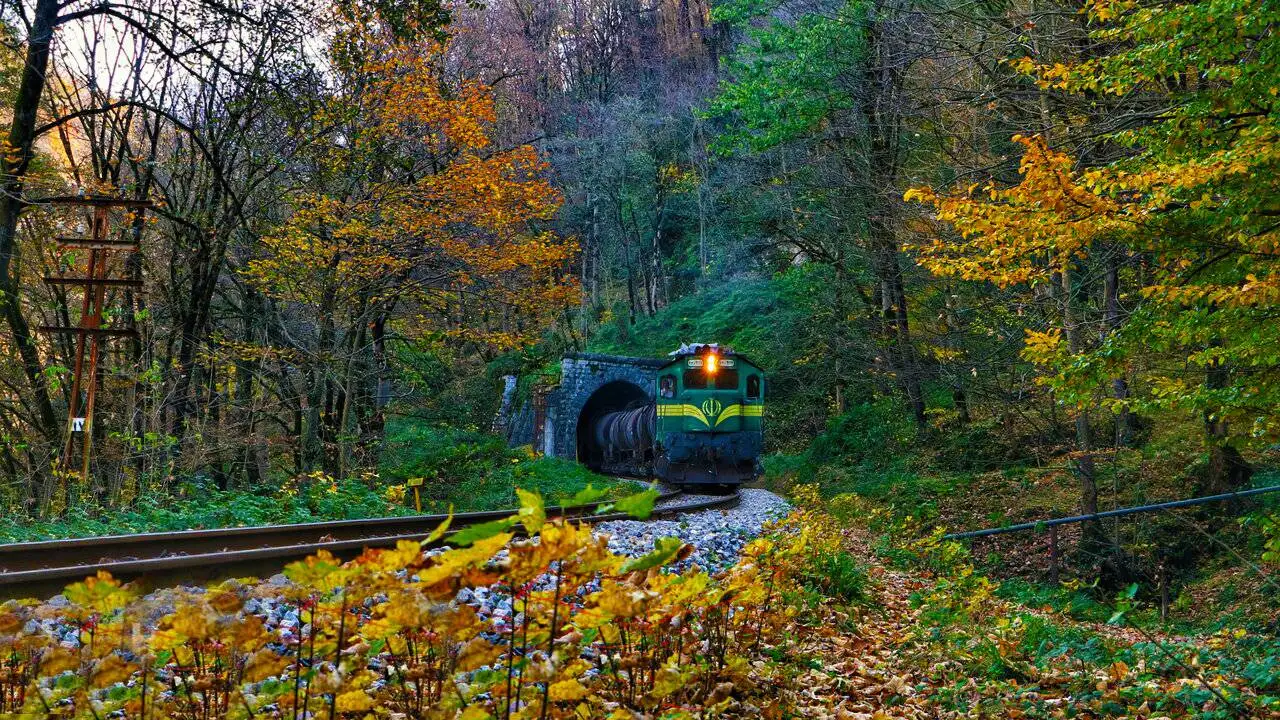 تعریف مسیرهای جدید برای قطارهای گردشگری - قطار شیرگاه دائمی شد - برنامه ریزی برای آینده گردشگری ریلی