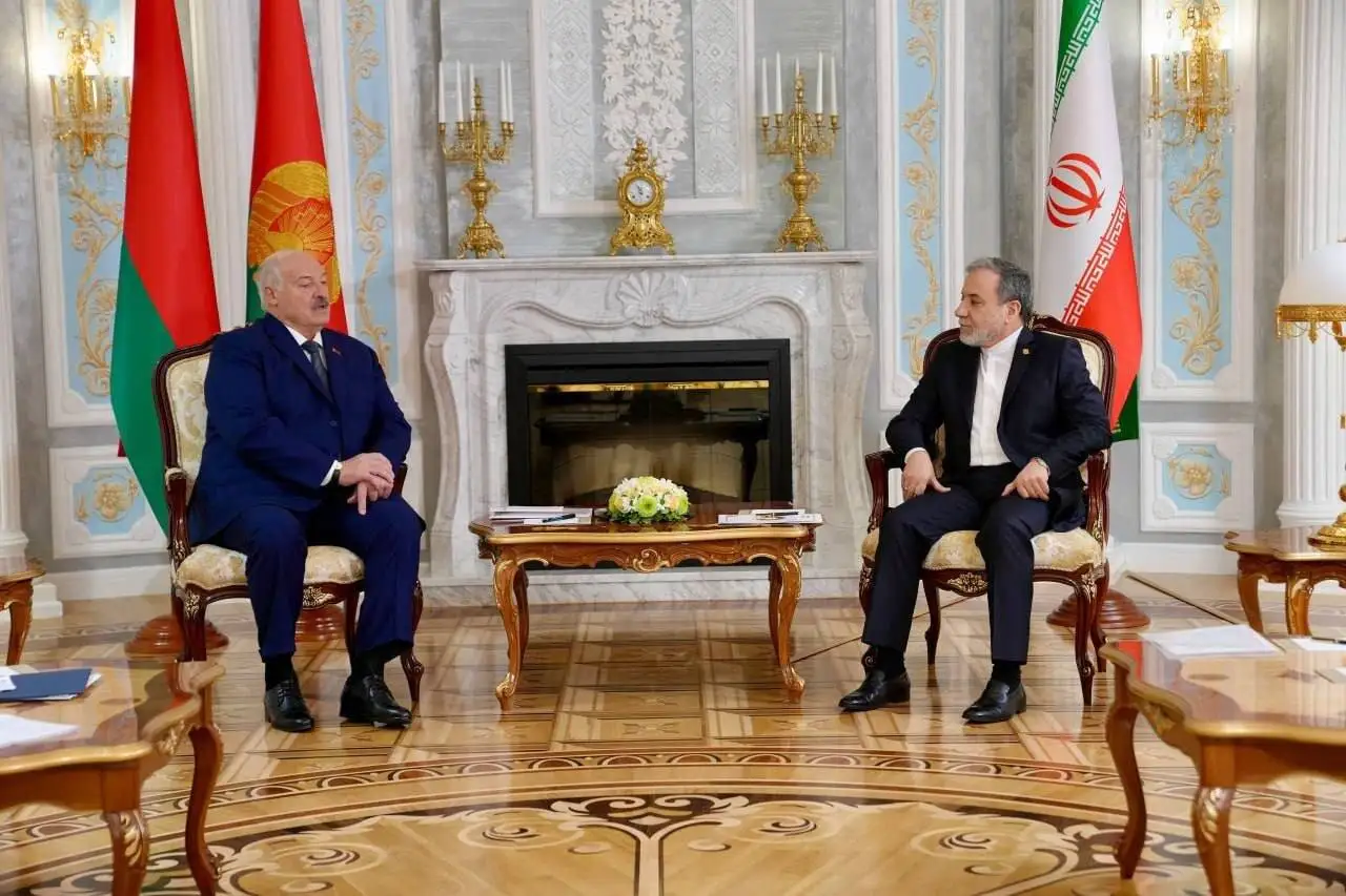 عراقچی با لوکاشنکو دیدار کرد - اهدای تاج گل به کشته شدگان جنگ+ تصاویر