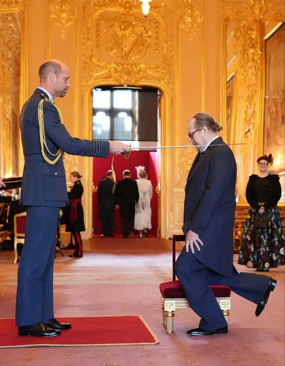 تصویر - آقای بازیگر معروف نشان شوالیه گرفت