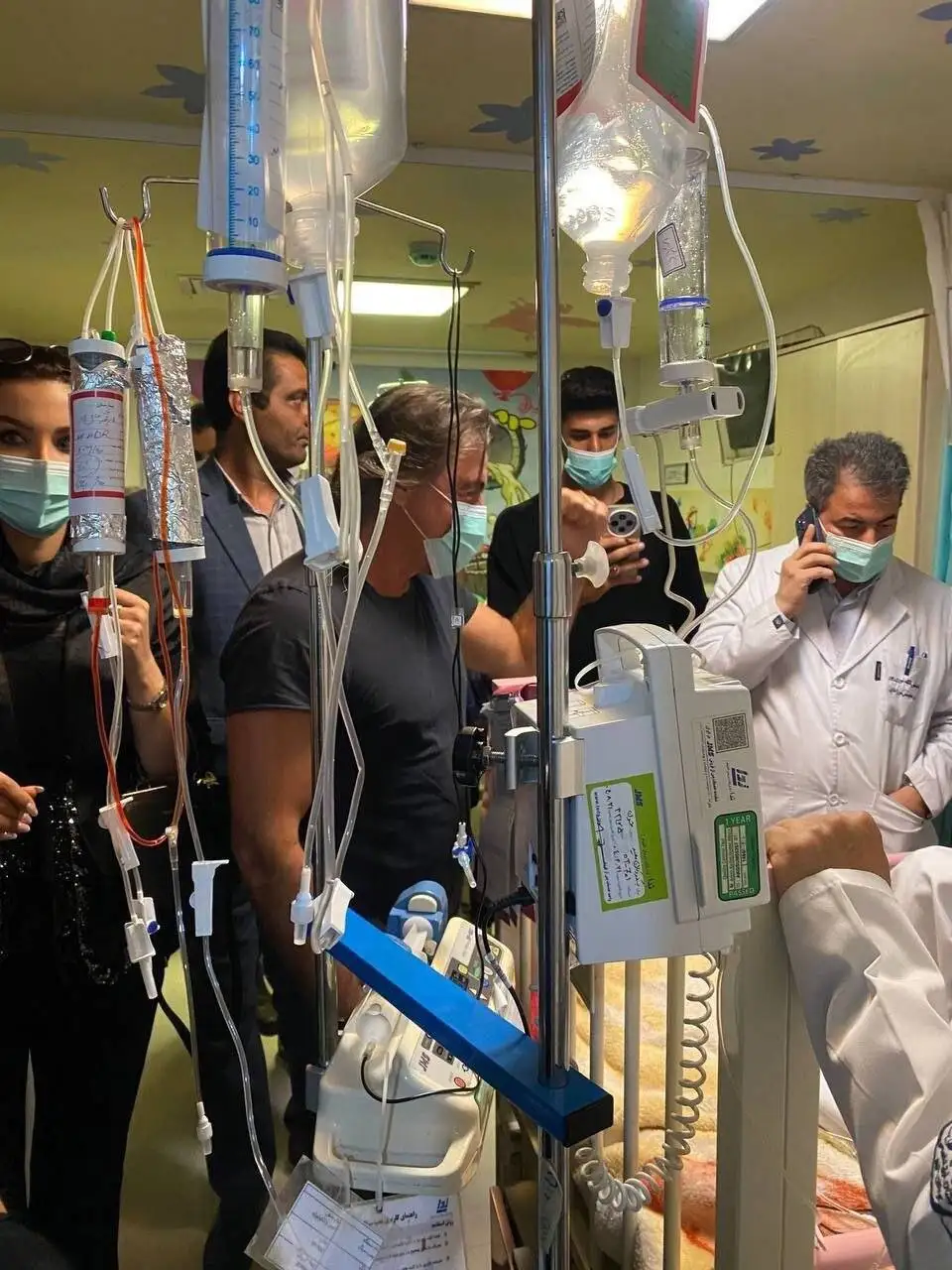 عکس - هدیه سرمربی استقلال به کودکان مبتلا به سرطان