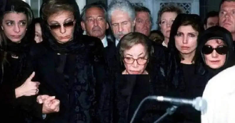 عکس سفر به ایام قدیم - حال و روز بد و قیافه مبهوت فرح پهلوی بعد خودکشی لیلا - سال 1380