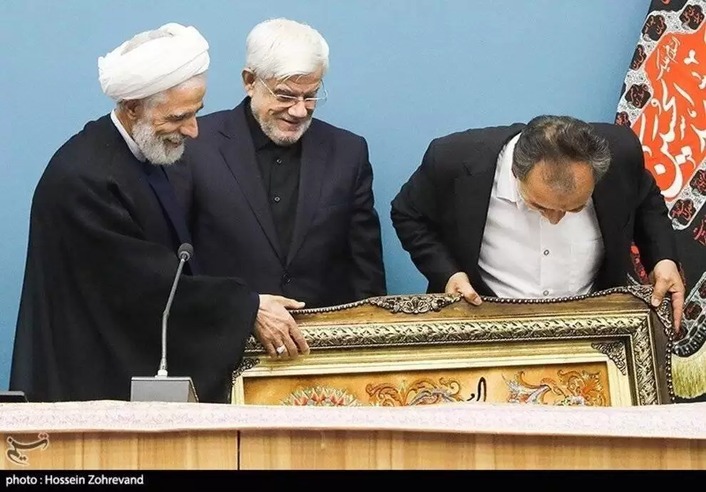 تصاویر - قاب هایی متفاوت از یک مراسم؛ دقت محمد دهقان به هدیه پایان کارش