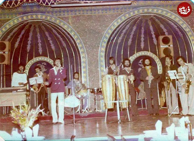 عکس سفر در زمان - (شهرام شب پره و گروه اش در حال اجرا در تهران)؛ سال 55
